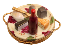 Lade das Bild in den Galerie-Viewer, SKU-Nr. 10002 – Käse in Hülle und Fülle mit ihrem Bordeaux.