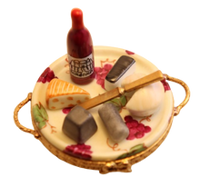 Lade das Bild in den Galerie-Viewer, SKU-Nr. 10002 – Käse in Hülle und Fülle mit ihrem Bordeaux.