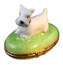 Lade das Bild in den Galerie-Viewer, SKU# 3531 - Kleiner Terrier auf grünem Sockel