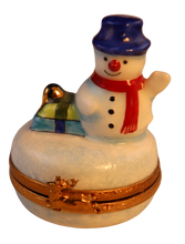 Lade das Bild in den Galerie-Viewer, SKU# 3583 - Schneemann mit Geschenken
