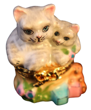 Lade das Bild in den Galerie-Viewer, SKU# 36009 - Kätzchen im Korb