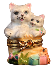 Lade das Bild in den Galerie-Viewer, SKU# 36009 - Kätzchen im Korb