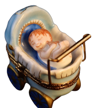 Lade das Bild in den Galerie-Viewer, SKU# 36025 - Baby Junge im Kinderwagen