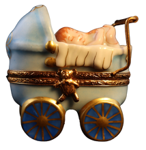 Lade das Bild in den Galerie-Viewer, SKU# 36025 - Baby Junge im Kinderwagen