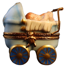 Lade das Bild in den Galerie-Viewer, SKU# 36025 - Baby Junge im Kinderwagen