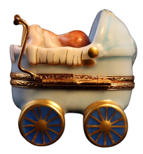 Lade das Bild in den Galerie-Viewer, SKU# 36025 - Baby Junge im Kinderwagen