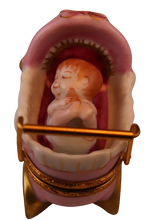 Lade das Bild in den Galerie-Viewer, SKU# 36026 - Baby Mädchen im Kinderwagen