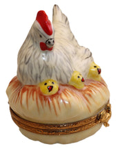 Cargar imagen en el visor de la galería, SKU# 36046 - White Hen with her chicks