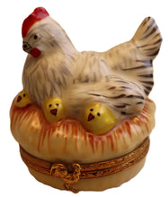 Cargar imagen en el visor de la galería, SKU# 36046 - White Hen with her chicks