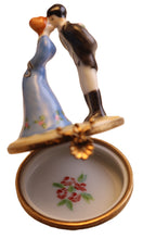 Cargar imagen en el visor de la galería, SKU# 6366 - Pareja besándose