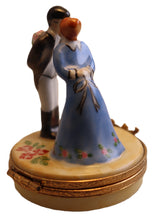 Cargar imagen en el visor de la galería, SKU# 6366 - Pareja besándose