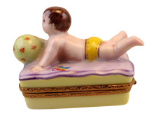 Cargar imagen en el visor de la galería, SKU# 6425 - Bebé con pelota - (RETIRADO)