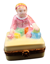 Lade das Bild in den Galerie-Viewer, Artikelnummer 6435 - Baby Mädchen mit Bauklötzen