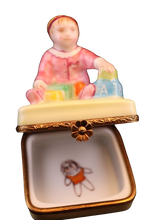 Lade das Bild in den Galerie-Viewer, Artikelnummer 6435 - Baby Mädchen mit Bauklötzen