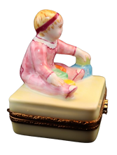 Cargar imagen en el visor de la galería, SKU# 6435 - Niña con bloques (RETIRADA)