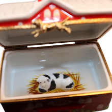 Cargar imagen en el visor de la galería, SKU# 6451 - Granero rojo grande con vaca