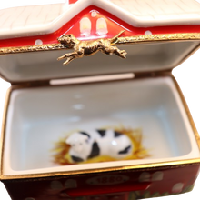 Cargar imagen en el visor de la galería, SKU# 6451 - Granero rojo grande con vaca