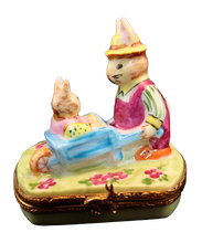 Cargar imagen en el visor de la galería, SKU# 6997 - Papá conejo y conejito en una carretilla