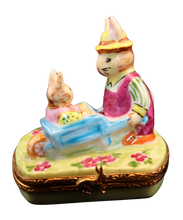 Cargar imagen en el visor de la galería, SKU# 6997 - Papá conejo y conejito en una carretilla