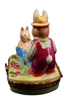 Cargar imagen en el visor de la galería, SKU# 6997 - Papá conejo y conejito en una carretilla