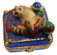 Cargar imagen en el visor de la galería, SKU# 7123 - Gatito navideño