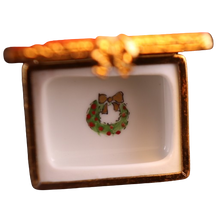 Cargar imagen en el visor de la galería, SKU# 7246B - Regalo de Navidad rojo y dorado con puntos rojos