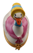 Cargar imagen en el visor de la galería, SKU# 7319 - Mamá Ganso con Chal