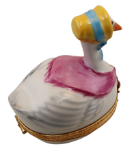 Cargar imagen en el visor de la galería, SKU# 7319 - Mamá Ganso con Chal