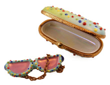 Lade das Bild in den Galerie-Viewer, SKU# 7512 - Sunglasses In Confetti Relief Case