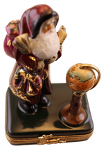 Cargar imagen en el visor de la galería, SKU# 7824 - Lynn Haney Papá Noel con globo