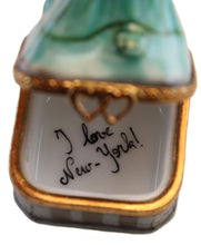 Load image into Gallery viewer, SKU# 7842 - Statue Of Liberty With Flag