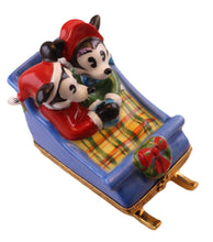 Lade das Bild in den Galerie-Viewer, SKU# 8518 - Mickey & Minnie in Sleigh - Disney © collection.