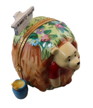Lade das Bild in den Galerie-Viewer, SKU# 8528 - Pooh in Rabbit's Howse - Disney © collection.