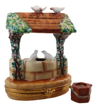 Lade das Bild in den Galerie-Viewer, SKU# 8542 - Snow White Wishing Well - Disney © collection