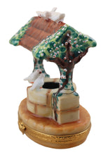 Lade das Bild in den Galerie-Viewer, SKU# 8542 - Snow White Wishing Well - Disney © collection