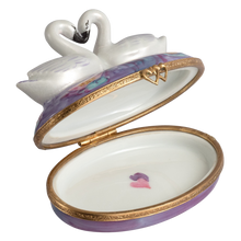 Cargar imagen en el visor de la galería, SKU# 3696 - Dos cisnes sobre nenúfares