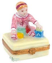 Lade das Bild in den Galerie-Viewer, Artikelnummer 6435 - Baby Mädchen mit Bauklötzen