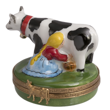 Lade das Bild in den Galerie-Viewer, SKU# 6936 - Acht Dienstmädchen beim Melken