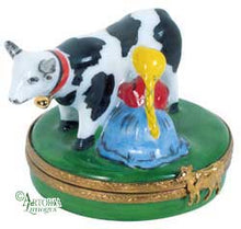 Lade das Bild in den Galerie-Viewer, SKU# 6936 - Acht Dienstmädchen beim Melken