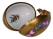 Lade das Bild in den Galerie-Viewer, Artikelnummer C035404 Eierkarton mit Inkrustierung