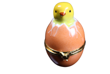 Cargar imagen en el visor de la galería, SKU# R117 – Pollito en huevo.