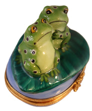 Cargar imagen en el visor de la galería, SKU# 16022 - Two frogs on leaf
