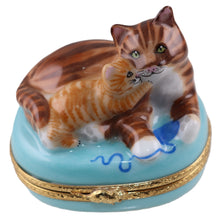 Lade das Bild in den Galerie-Viewer, SKU# 36010 - Mother cat and her kitty
