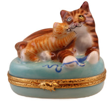 Lade das Bild in den Galerie-Viewer, SKU# 36010 - Mother cat and her kitty
