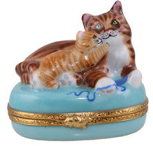 Lade das Bild in den Galerie-Viewer, SKU# 36010 - Mother cat and her kitty
