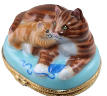 Lade das Bild in den Galerie-Viewer, SKU# 36010 - Mother cat and her kitty
