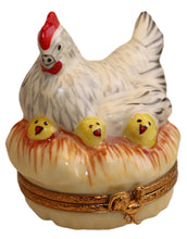 Cargar imagen en el visor de la galería, SKU# 36046 - White Hen with her chicks
