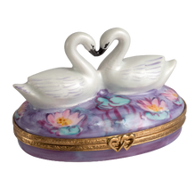 Cargar imagen en el visor de la galería, SKU# 3696 - Dos cisnes sobre nenúfares
