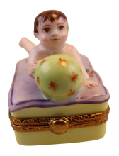Cargar imagen en el visor de la galería, SKU# 6425 - Bebé con pelota - (RETIRADO)
