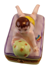 Cargar imagen en el visor de la galería, SKU# 6425 - Bebé con pelota - (RETIRADO)
